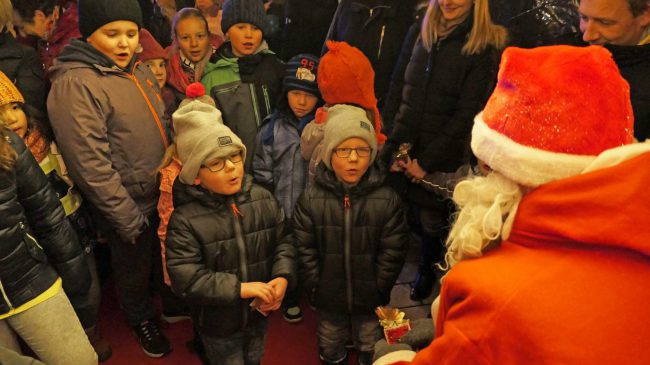 Pressebericht: Der Nikolaus kam auf vier Rädern